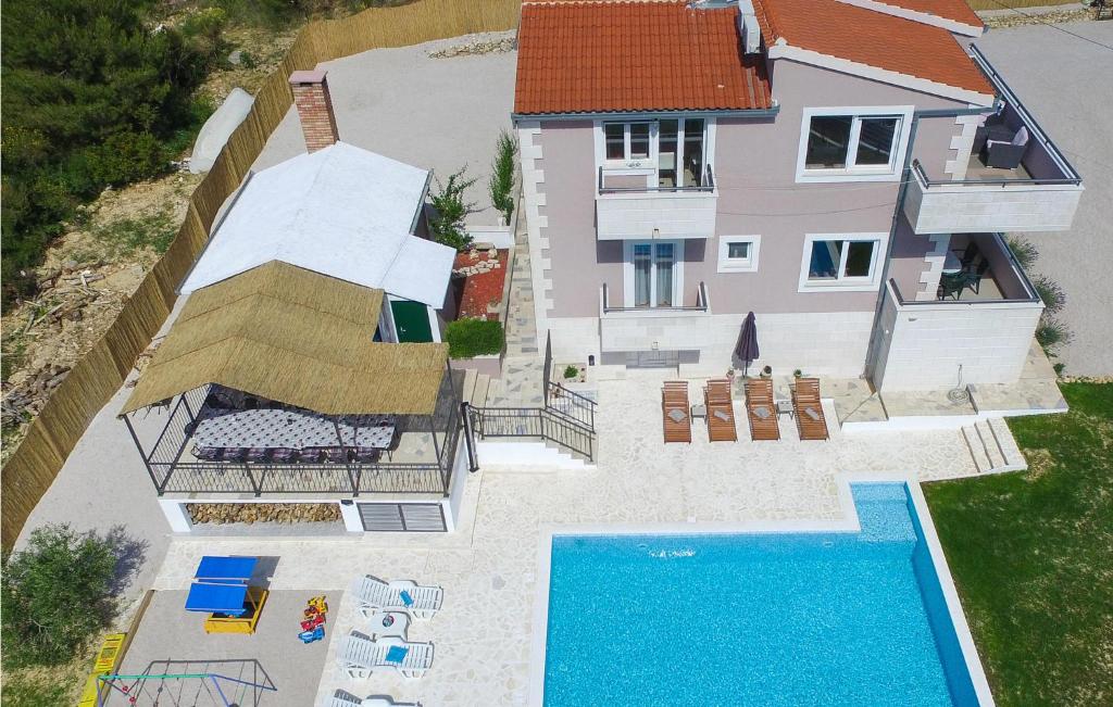 Bazén v ubytovaní Six-Bedroom Holiday Home In Podstrana alebo v jeho blízkosti