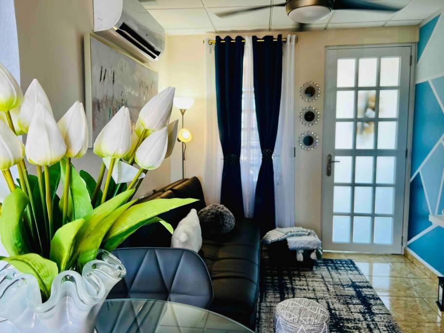 Кът за сядане в BlueBreeze - Cozy Apartment Near Airport