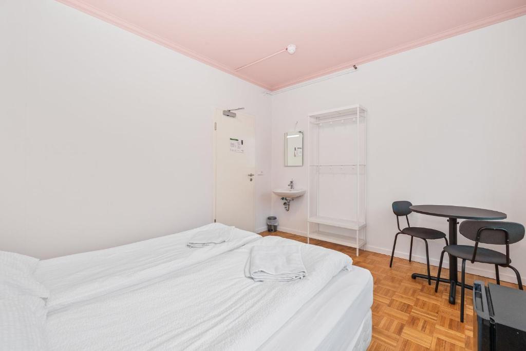 Postel nebo postele na pokoji v ubytování Downtown Reykjavík Baldursbrá Guesthouse