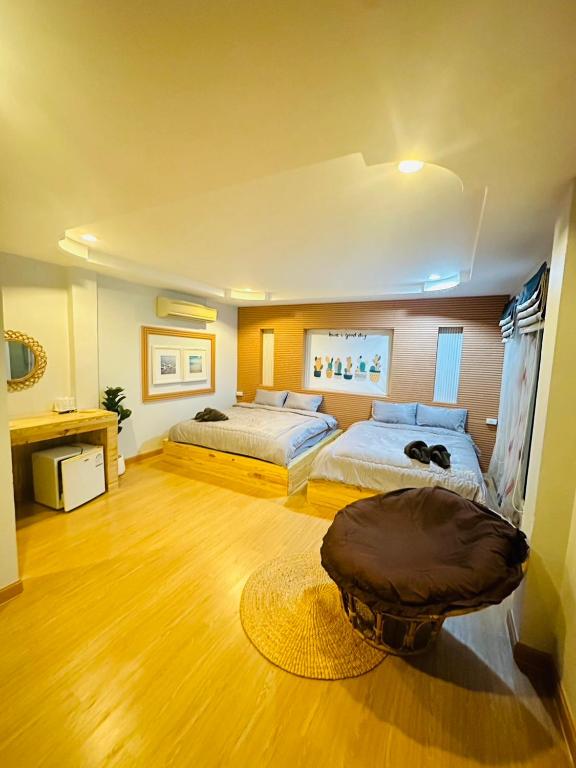 Postel nebo postele na pokoji v ubytování ซันไลท์ เกาะล้าน sun rise kohlarn