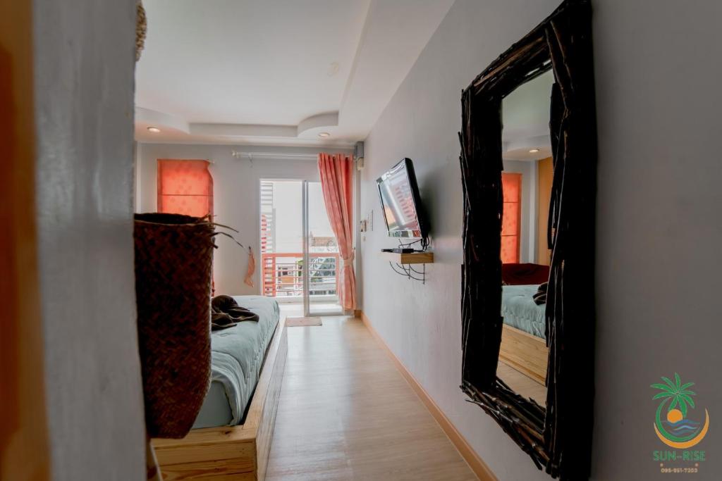 Postel nebo postele na pokoji v ubytování ซันไลท์ เกาะล้าน sun rise kohlarn