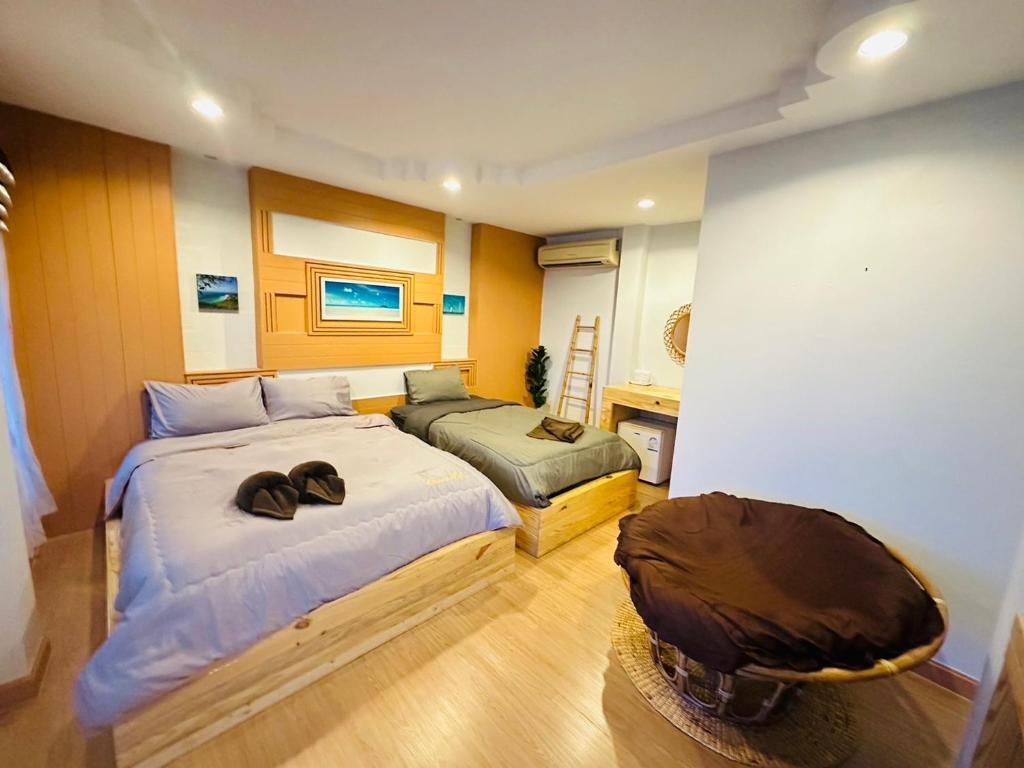 Postel nebo postele na pokoji v ubytování ซันไลท์ เกาะล้าน sun rise kohlarn