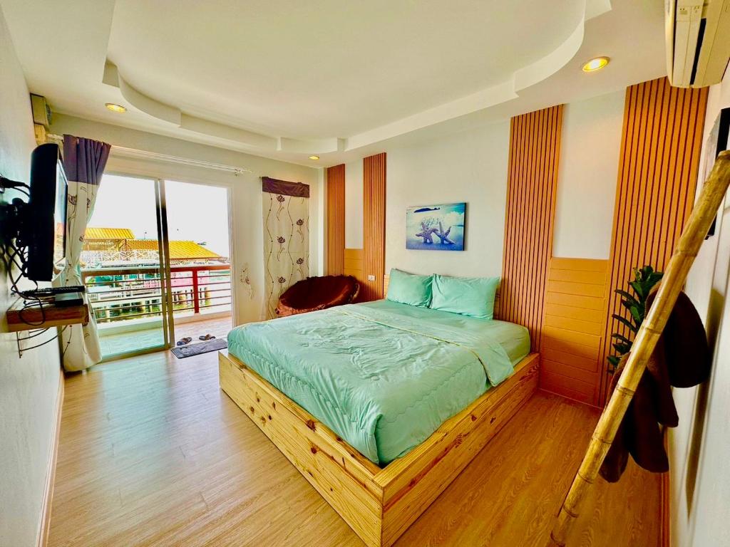 Postel nebo postele na pokoji v ubytování ซันไลท์ เกาะล้าน sun rise kohlarn