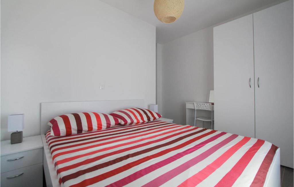 Posteľ alebo postele v izbe v ubytovaní Lovely Apartment In Okrug Gornji