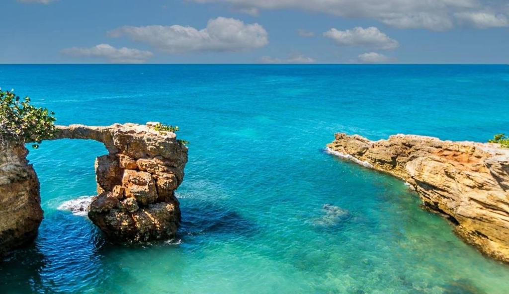 a view of the ocean from a cliff at Ubicación genial a 3 minutos de combate Beach in El Combate