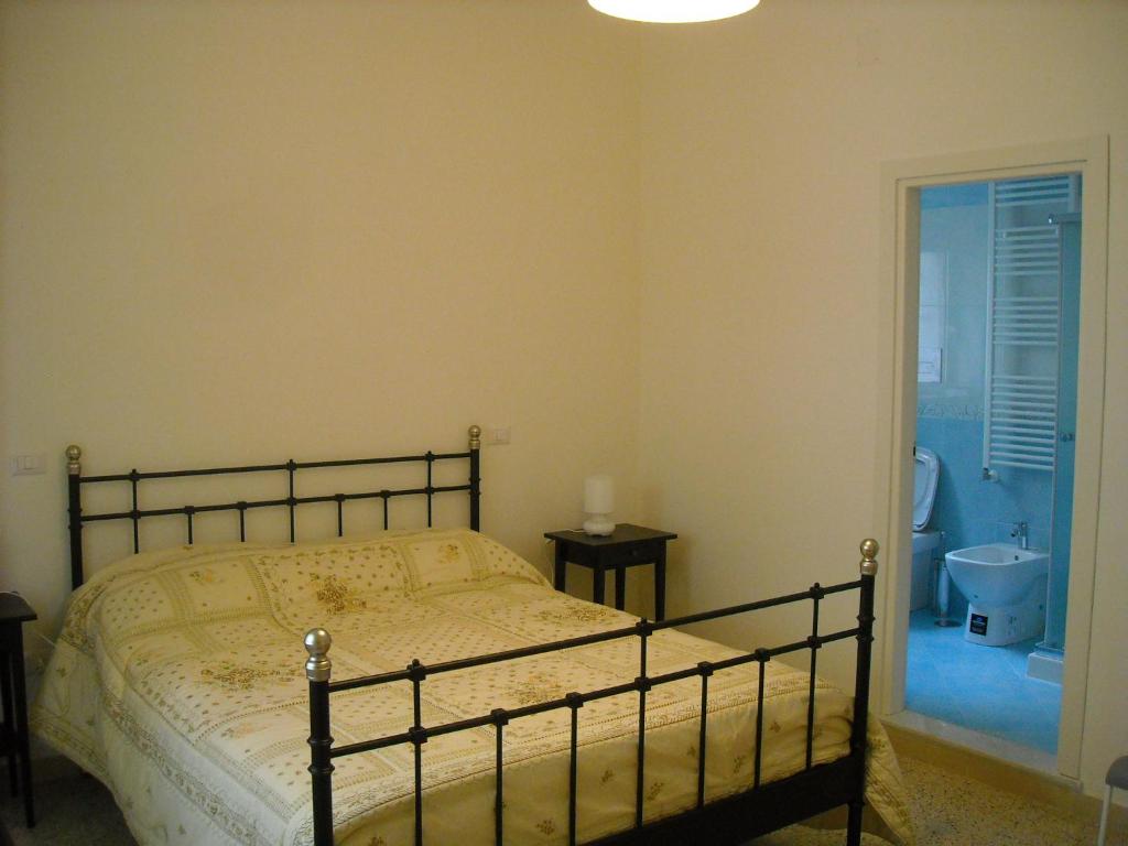 1 dormitorio con 1 cama y baño con lavamanos en Domus Aurea en Nápoles