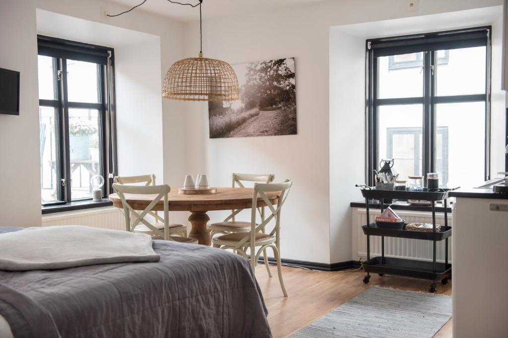 een slaapkamer met een tafel en stoelen en een bed bij Hotell Repet in Visby