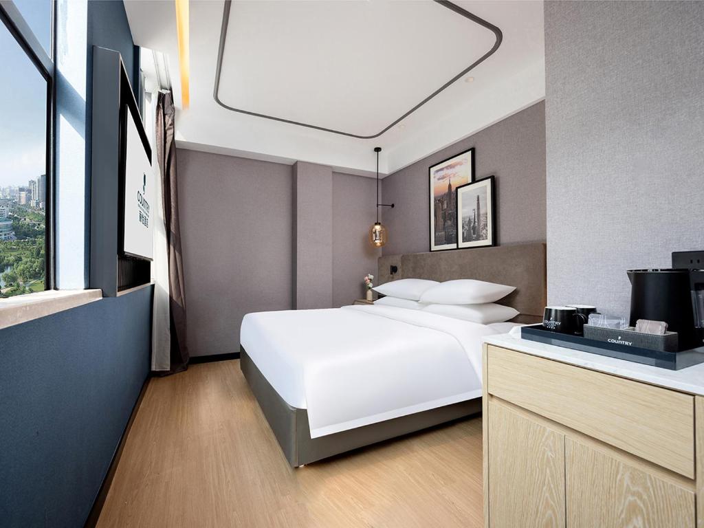 Postel nebo postele na pokoji v ubytování Country Inn & Suites by Radisson Shenzhen International Convention and Exhibition Center