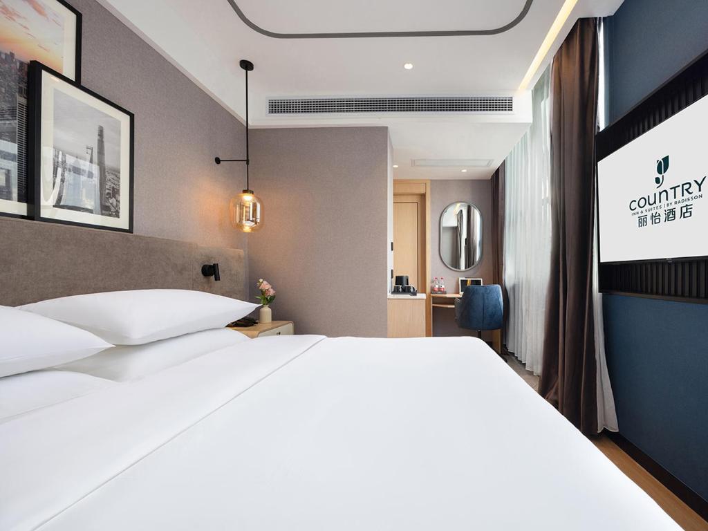 Postel nebo postele na pokoji v ubytování Country Inn & Suites by Radisson Shenzhen International Convention and Exhibition Center