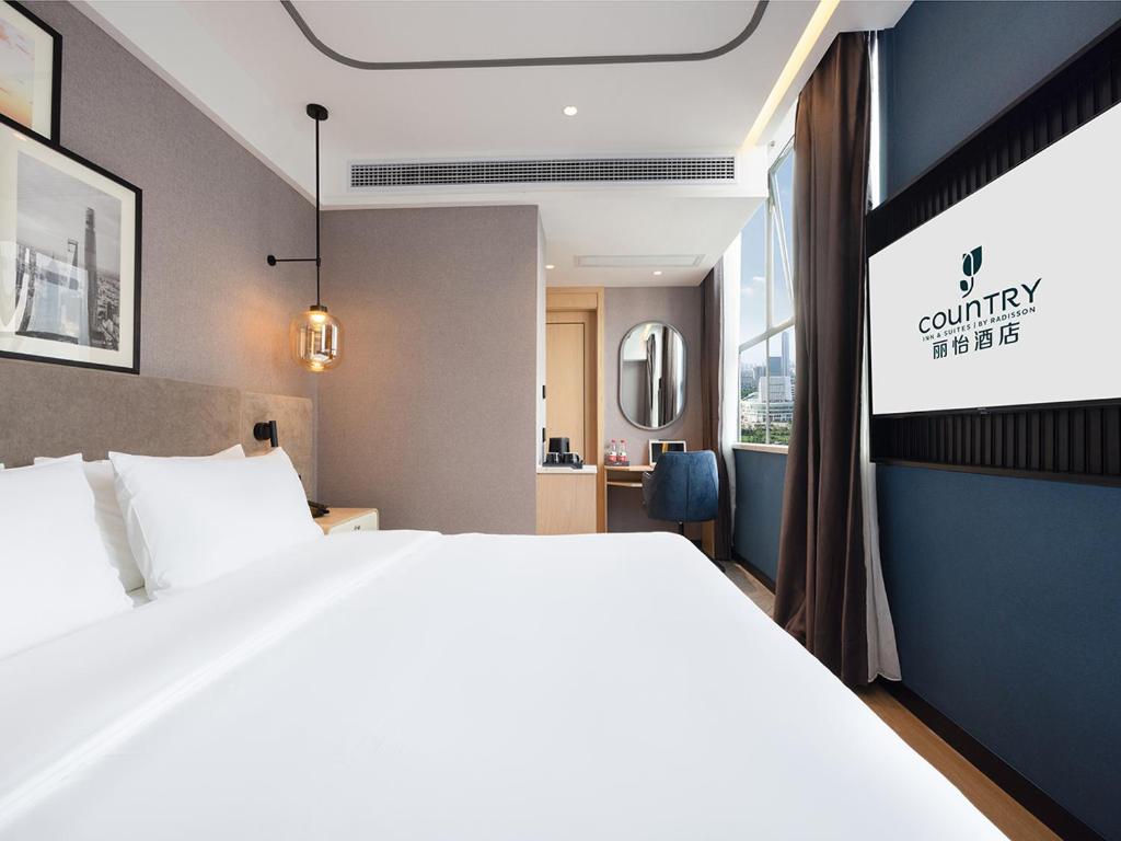 Postel nebo postele na pokoji v ubytování Country Inn & Suites by Radisson Shenzhen International Convention and Exhibition Center