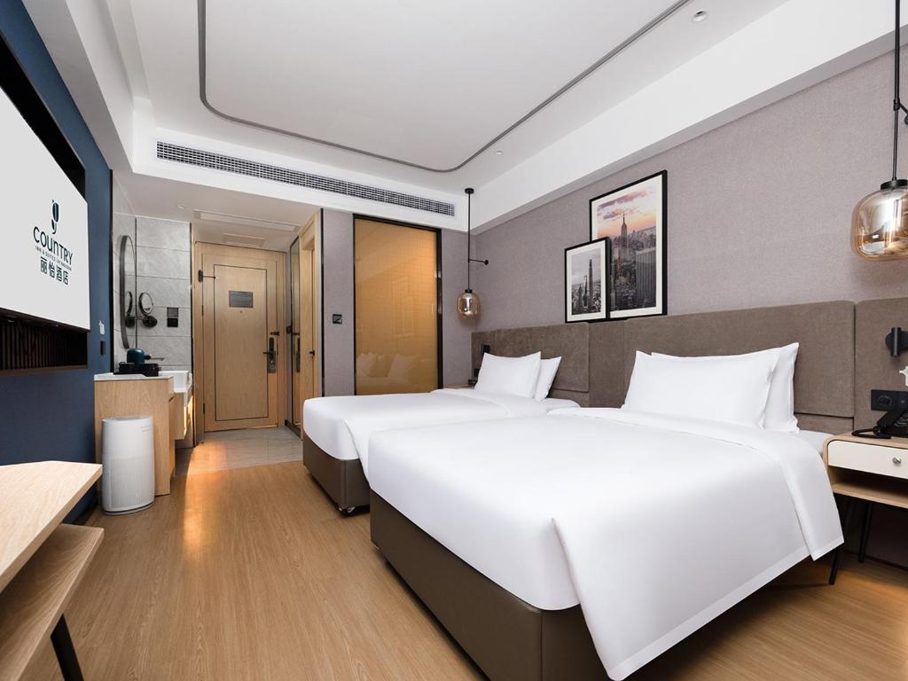 Postel nebo postele na pokoji v ubytování Country Inn & Suites by Radisson Shenzhen International Convention and Exhibition Center