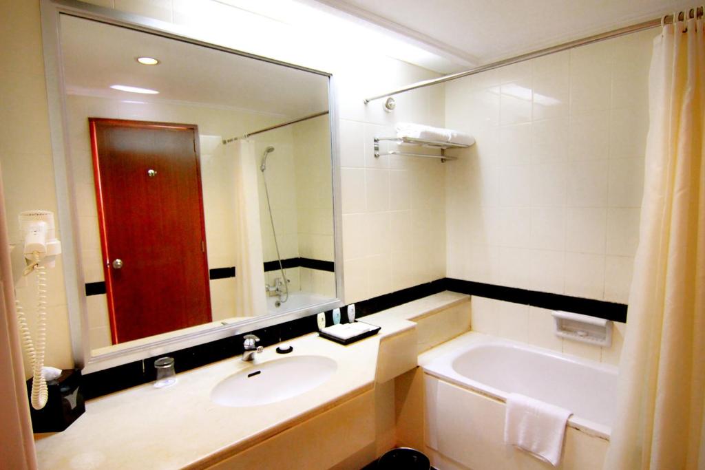 Menara Peninsula Hotel - Deluxe Zimmer Mit Kingsize-Bett