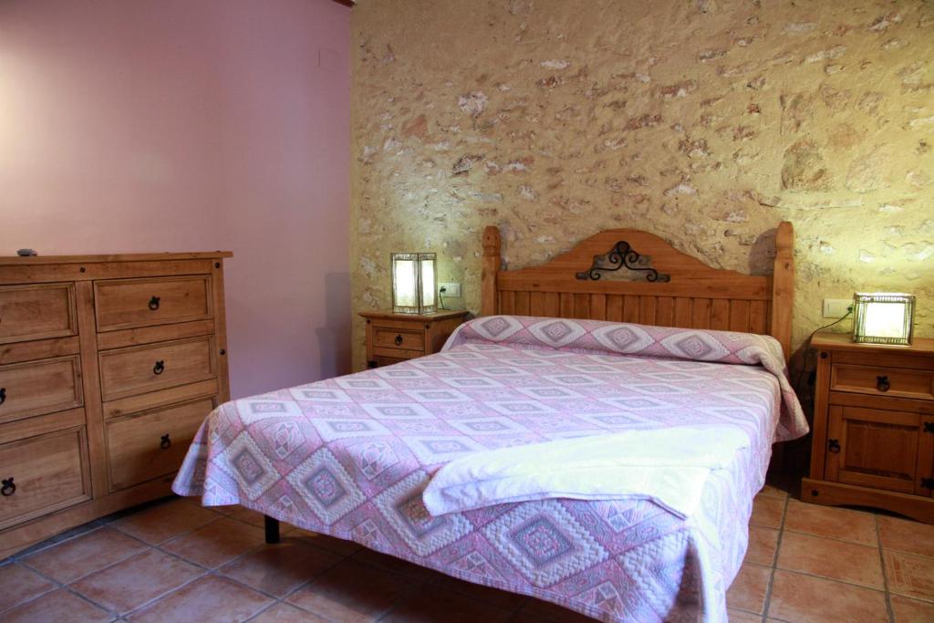 A bed or beds in a room at Casas Rurales Tío Segundo
