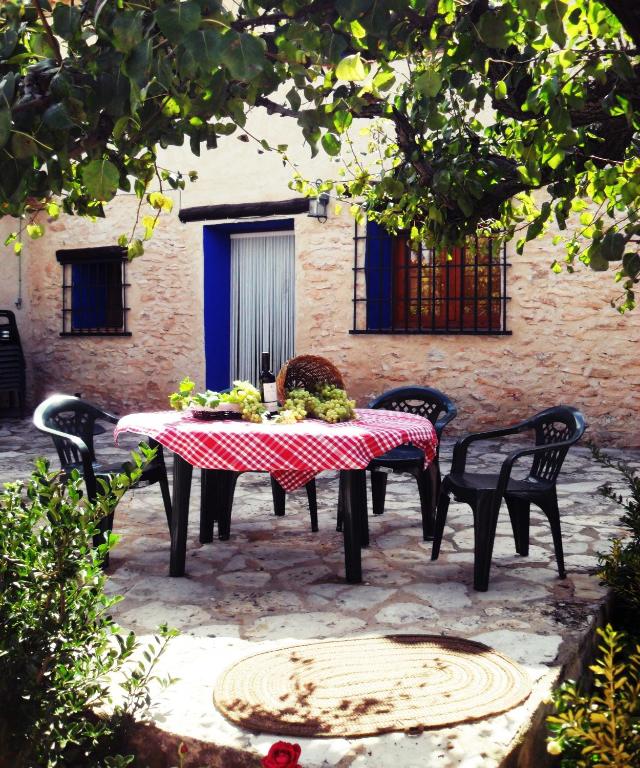 A garden outside Casas Rurales Tío Segundo