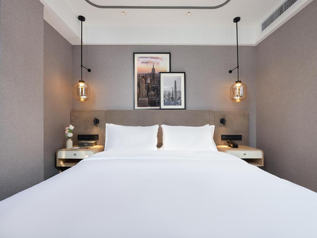 Postel nebo postele na pokoji v ubytování Country Inn & Suites by Radisson Shenzhen International Convention and Exhibition Center