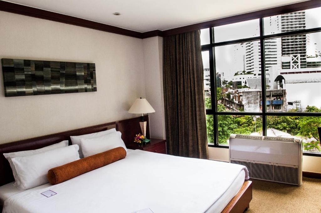 เตียงในห้องที่ City Lodge Bangkok
