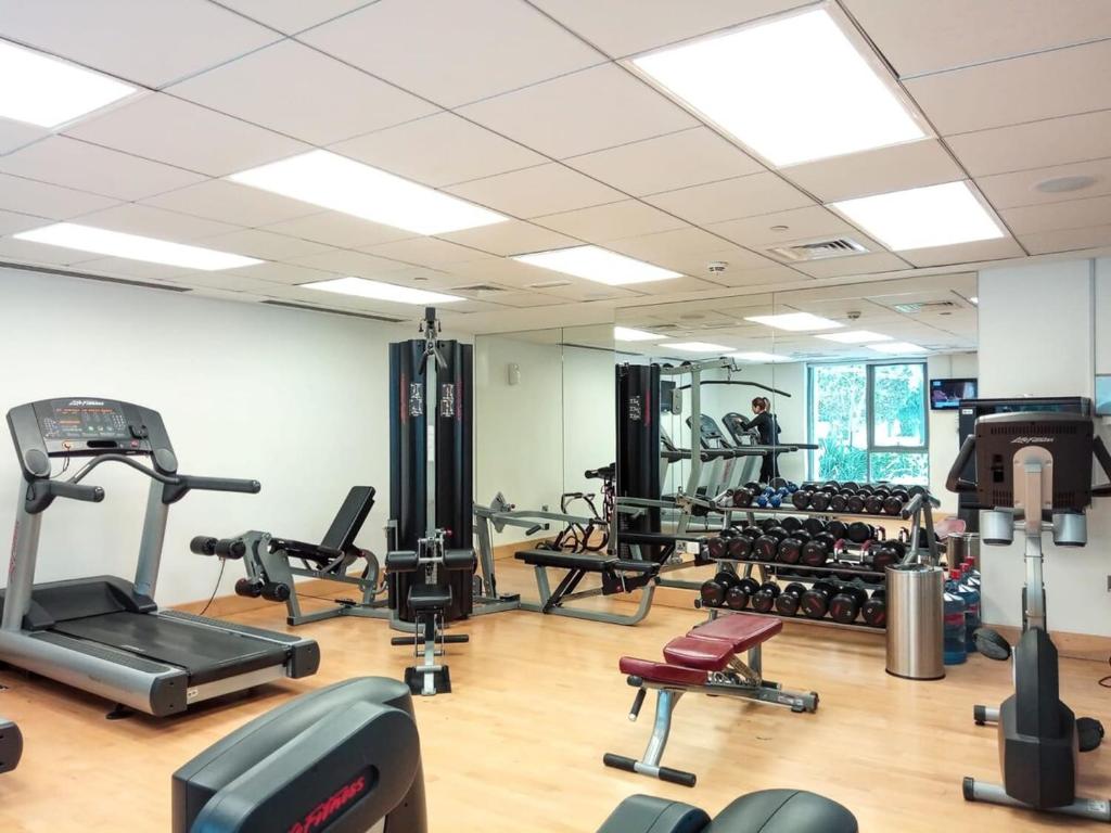 Fitness centrum a/nebo fitness zařízení v ubytování Silkhaus lovely studio with Downtown view in Boulevard central