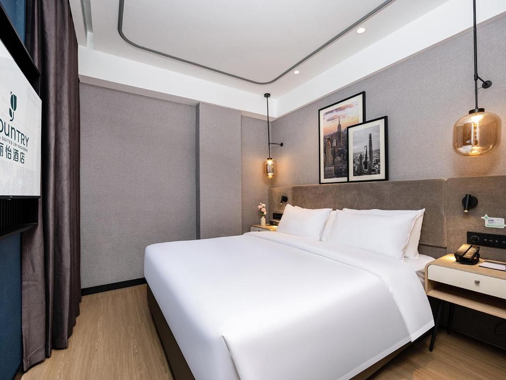 Postel nebo postele na pokoji v ubytování Country Inn & Suites by Radisson Shenzhen International Convention and Exhibition Center