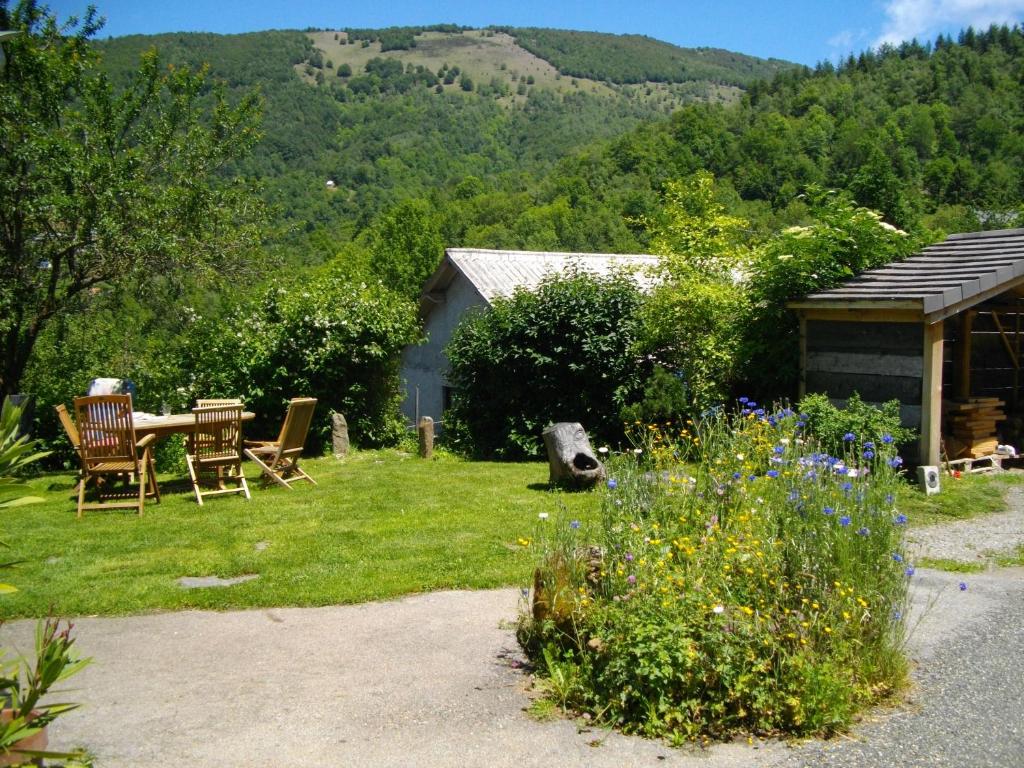 a garden with a table and chairs and a house at B&B Las Trinquades in Boussenac