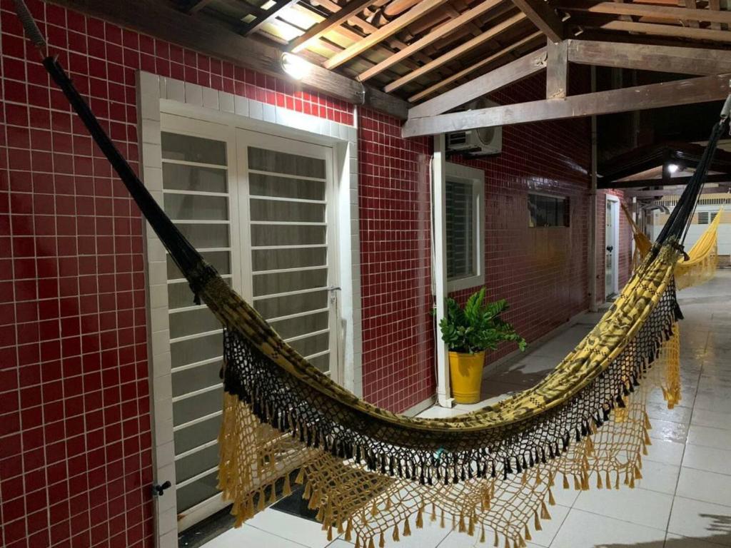 a hammock hanging on the side of a building at Apt perto do shopping in Petrolina