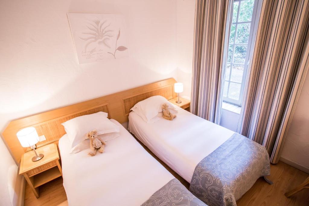 Una cama o camas en una habitación de Hôtel Le Pré Galoffre