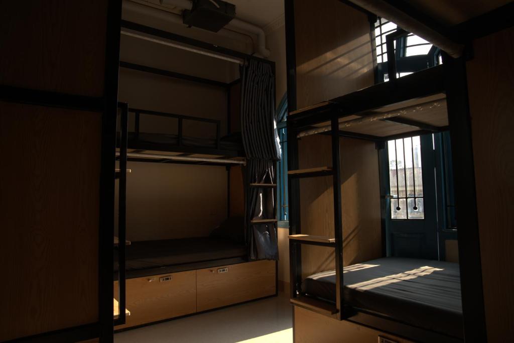 Palanda nebo palandy na pokoji v ubytování Quiri Hostel Hanoi