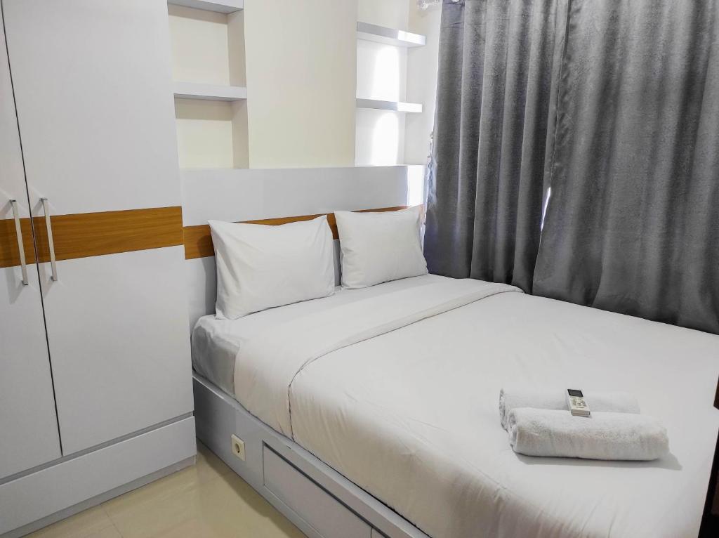 En eller flere senge i et værelse på Homey and Comfy 2BR at Vida View Apartment By Travelio