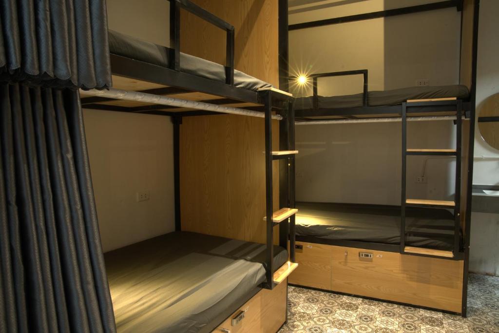 Palanda nebo palandy na pokoji v ubytování Quiri Hostel Hanoi