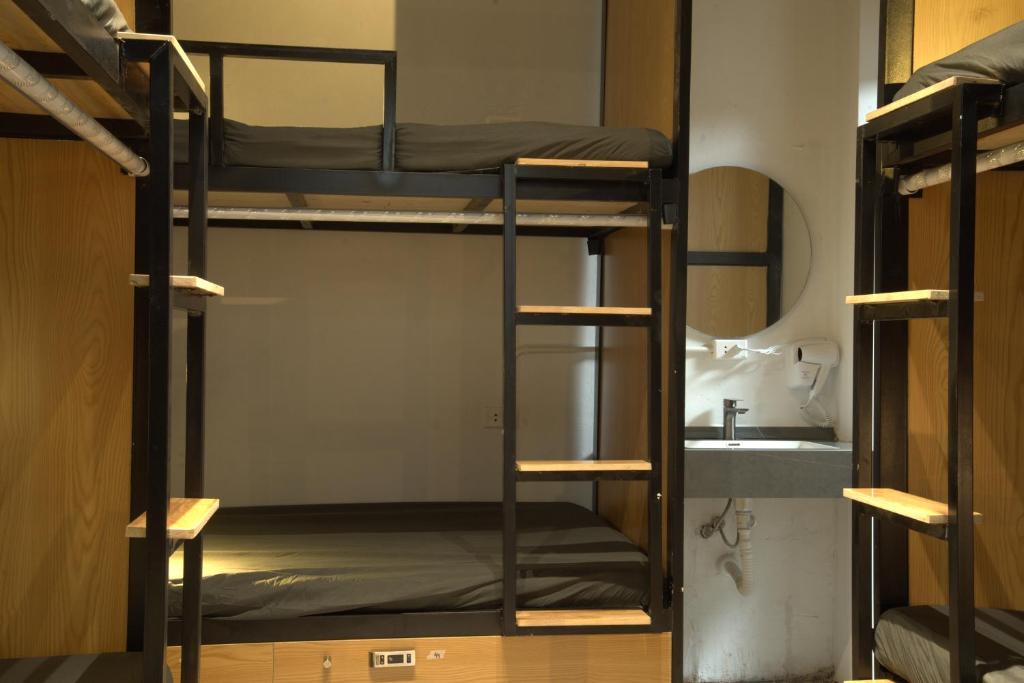 Palanda nebo palandy na pokoji v ubytování Quiri Hostel Hanoi