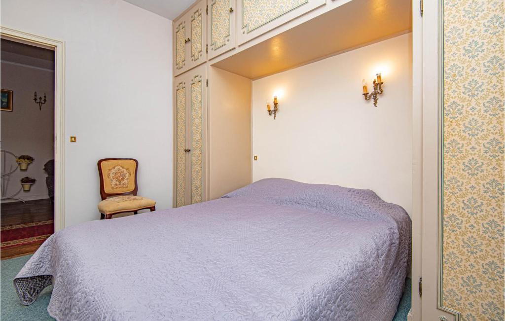 Posteľ alebo postele v izbe v ubytovaní Amazing Apartment In Raslina With Wifi