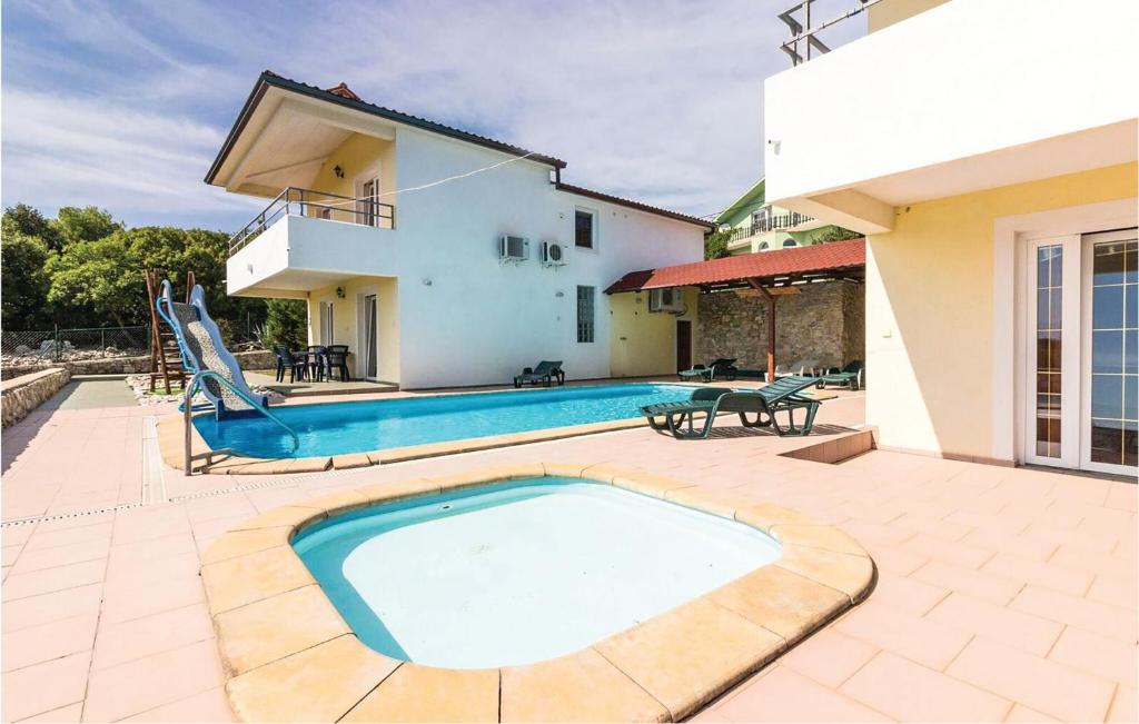 Bazén v ubytování 3 Bedroom Beautiful Apartment In Labin nebo v jeho okolí