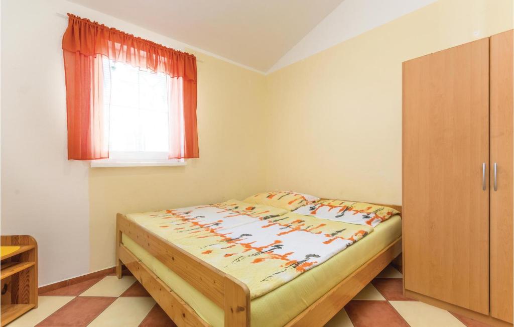 Postel nebo postele na pokoji v ubytování 3 Bedroom Beautiful Apartment In Labin