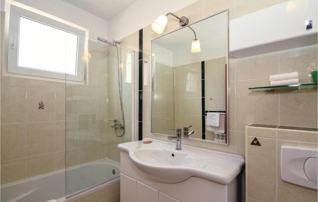 Łazienka w obiekcie 4 Bedroom Awesome Home In Umag