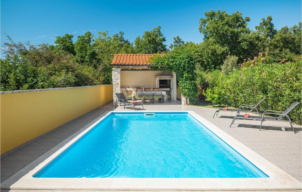 Basen w obiekcie Four-Bedroom Holiday Home In Perci lub w pobliżu