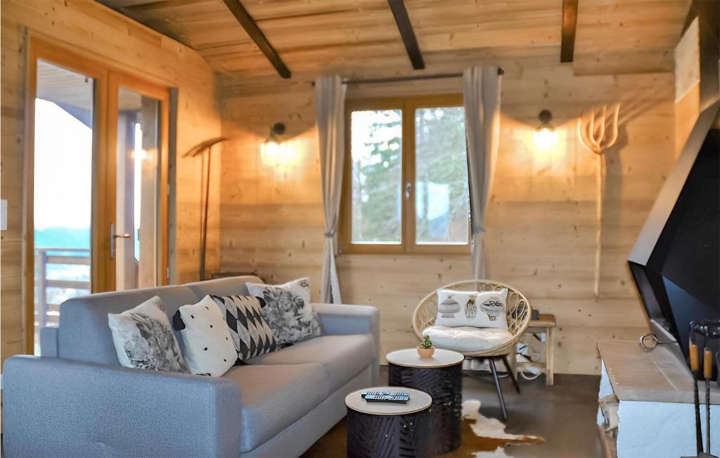 Televízia a/alebo spoločenská miestnosť v ubytovaní Cozy Apartment In Gérardmer