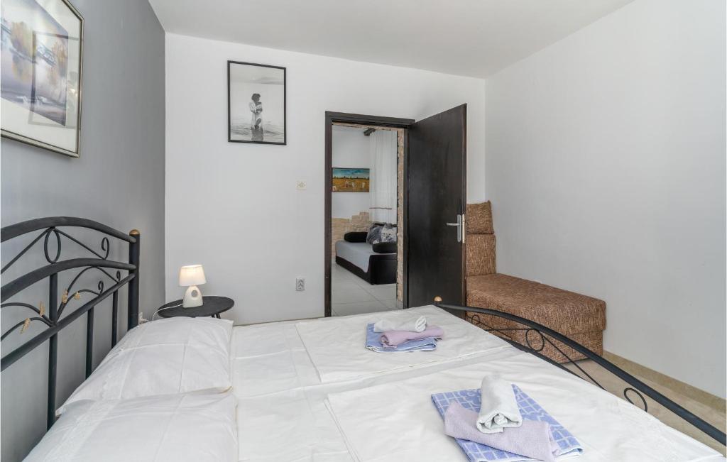 Posteľ alebo postele v izbe v ubytovaní 1 Bedroom Stunning Apartment In Krk