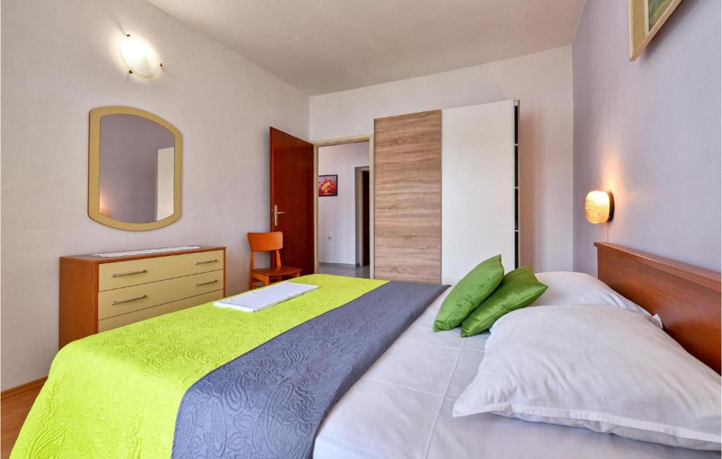 Posteľ alebo postele v izbe v ubytovaní Beach Front Apartment In Pag With Wifi