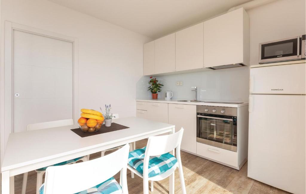 Kuchyňa alebo kuchynka v ubytovaní Two-Bedroom Holiday Home In Podgora