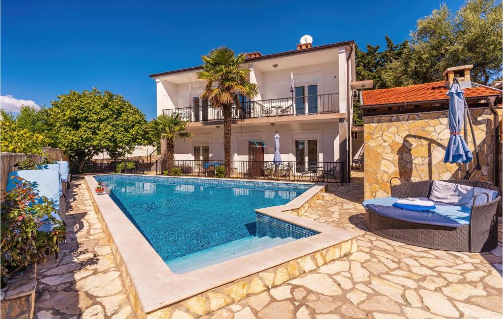 Bazén v ubytovaní 1 Bedroom Stunning Apartment In Krk alebo v jeho blízkosti