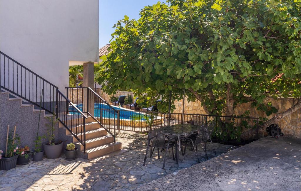 Bazén v ubytovaní 1 Bedroom Stunning Apartment In Krk alebo v jeho blízkosti