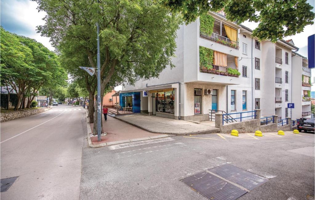 eine leere Straße in einer Stadt mit einem Gebäude in der Unterkunft Nice Apartment In Novi Vinodolski in Novi Vinodolski