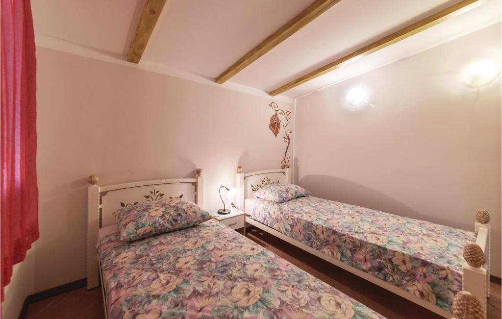Posteľ alebo postele v izbe v ubytovaní 2 Bedroom Amazing Home In Vodnjan