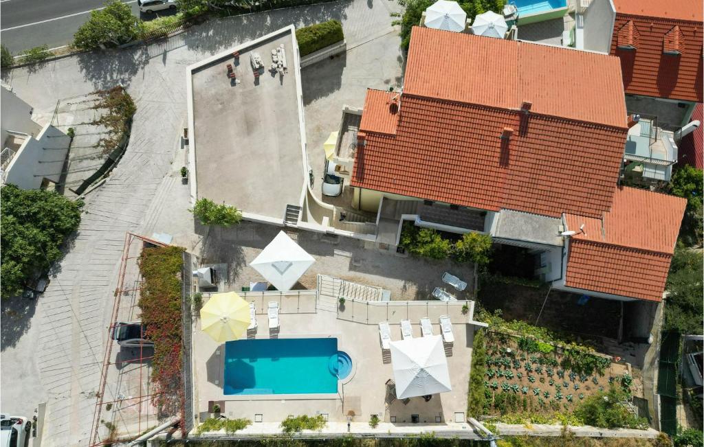 Bazén v ubytování Two-Bedroom Apartment In Lokva Rogoznica nebo v jeho okolí