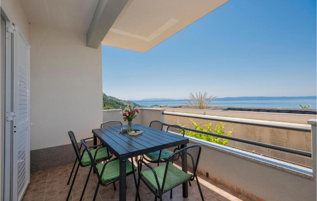 Three-Bedroom Apartment In Makarska