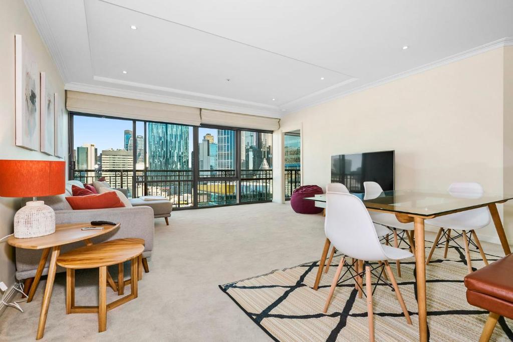 TV a/nebo společenská místnost v ubytování Horizon on Russell - with indoor pool and gym