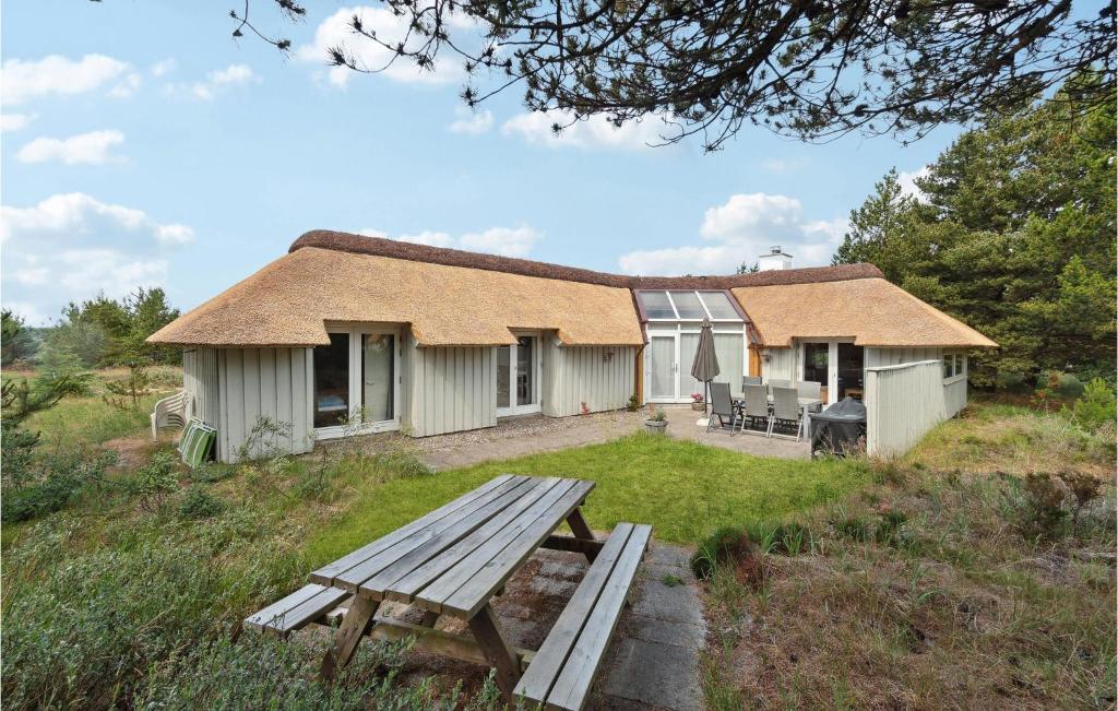 Fjerritslevにある4 Bedroom Lovely Home In Fjerritslevのピクニックテーブル付きの家