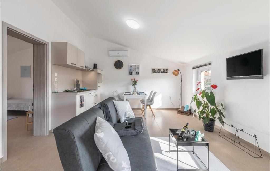 salon z szarą kanapą i kuchnią w obiekcie Holiday Home Cere Cere Ii w mieście Santalezi