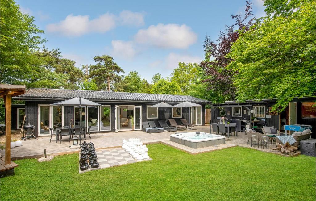 Zahrada ubytování Nice Home In Aakirkeby With Sauna