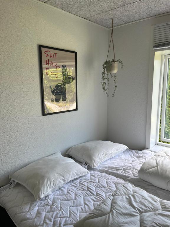 Postel nebo postele na pokoji v ubytování Billund Mini hostel room 4 - Tæt på LEGOLAND og LEGO HOUSE