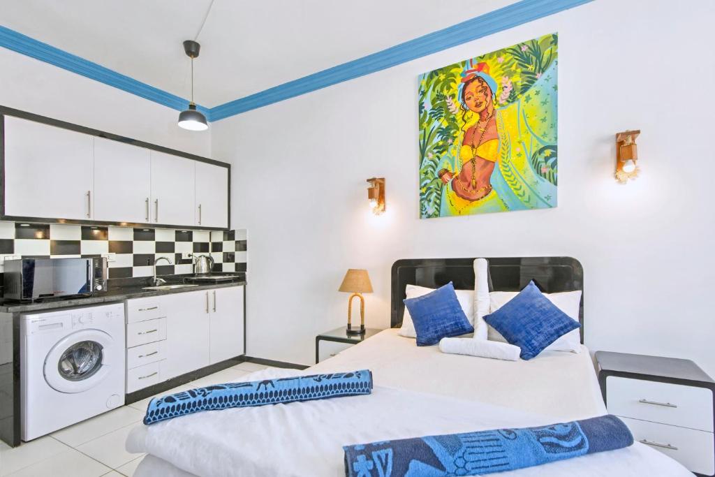 a bedroom with a king sized bed and a kitchen at Rare New Marina Hotspot With Pool & Fast Free WIFI - Western Standards - Sheraton Plaza 415 in Hurghada